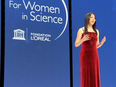 华人科学家鲍哲南获“世界杰出女科学家奖”