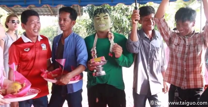 泰国小伙扮成“绿巨人”娶妻 骑粉色摩托车兜风