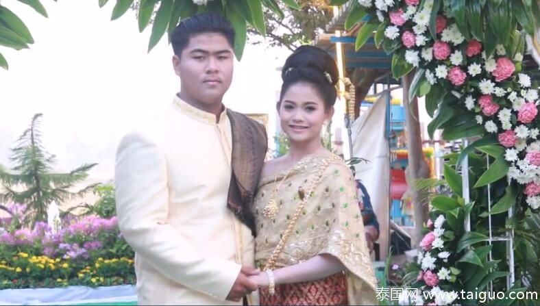 泰国小伙扮成“绿巨人”娶妻 骑粉色摩托车兜风