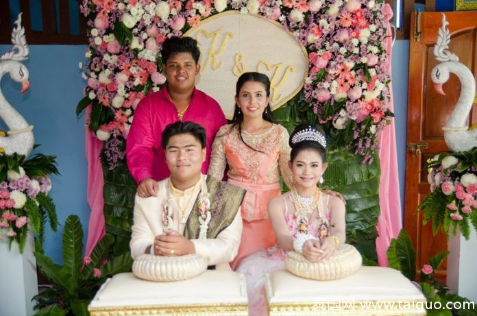 泰国小伙扮成“绿巨人”娶妻 骑粉色摩托车兜风