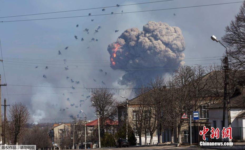 乌克兰一弹药库起火爆炸 现场腾起“蘑菇云”