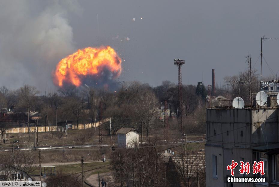 乌克兰一弹药库起火爆炸 现场腾起“蘑菇云”