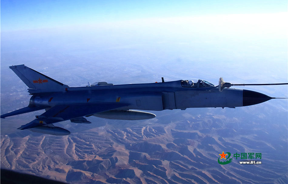 摄影师近距离拍摄战机空中加油瞬间