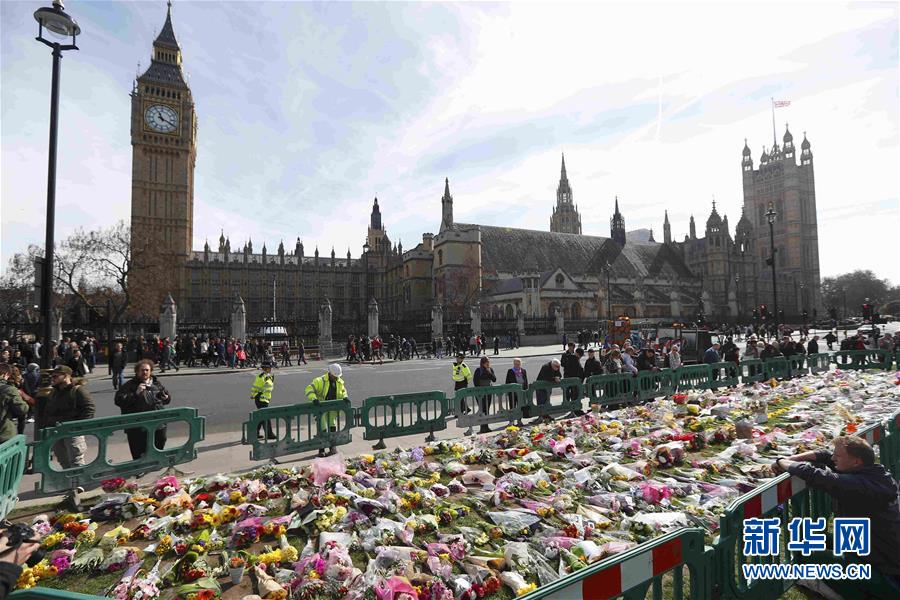 鲜花寄哀思 伦敦议会广场摆满悼念遇难者鲜花