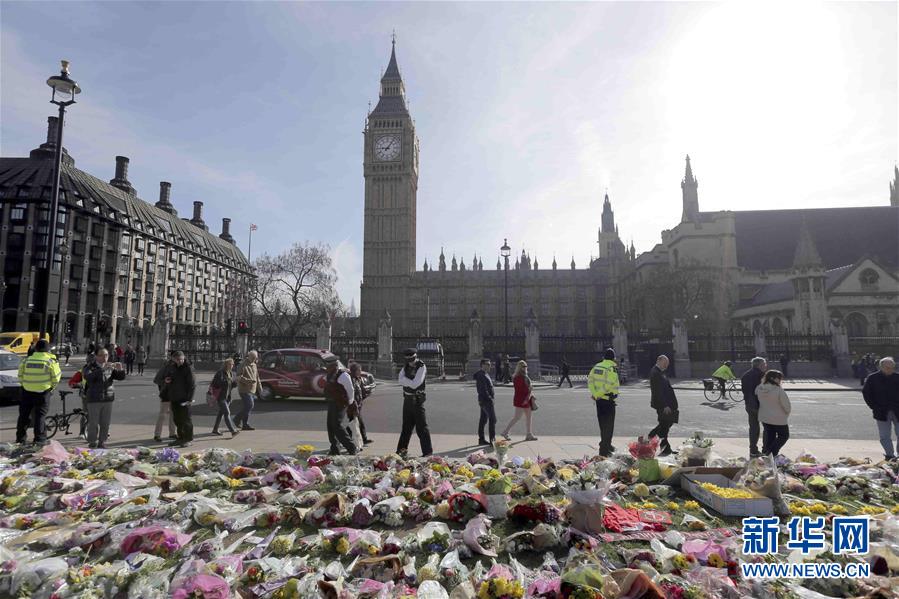 鲜花寄哀思 伦敦议会广场摆满悼念遇难者鲜花
