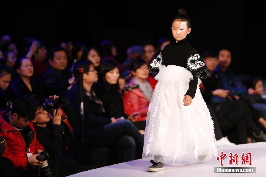 中国国际时装周 小模特展现时尚个性