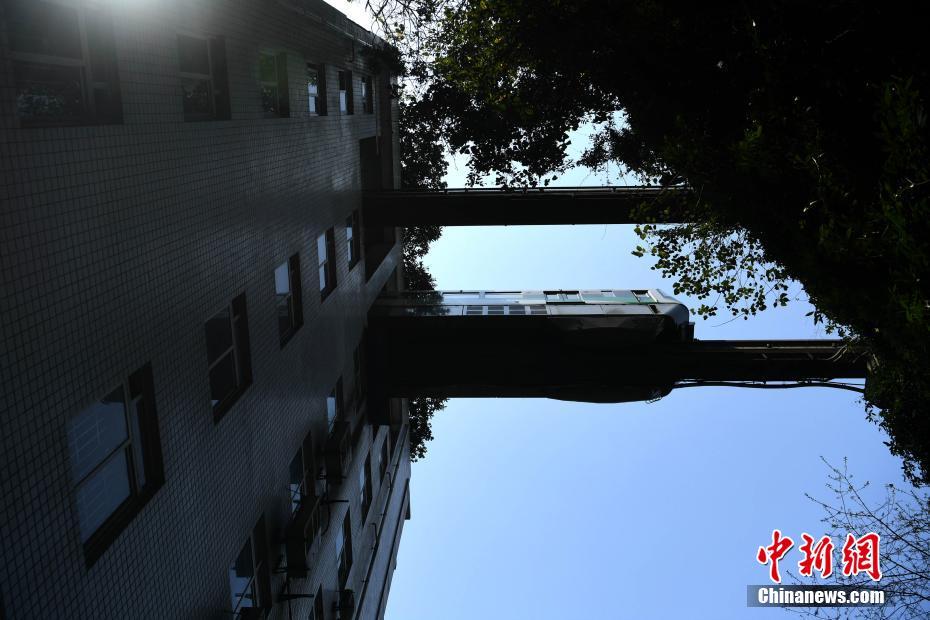 重庆轻轨穿楼而过成“网红”
