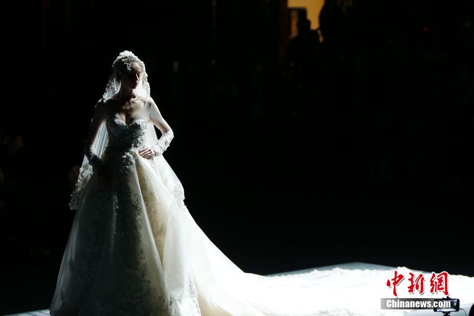 中国国际时装周上演时尚婚纱秀