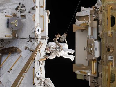 国际空间站宇航员太空行走 持续6小时34分钟