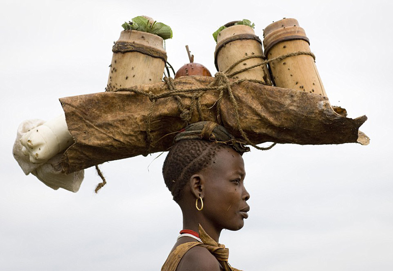 埃塞俄比亚部落以胖为美 男人喝牛血增肥