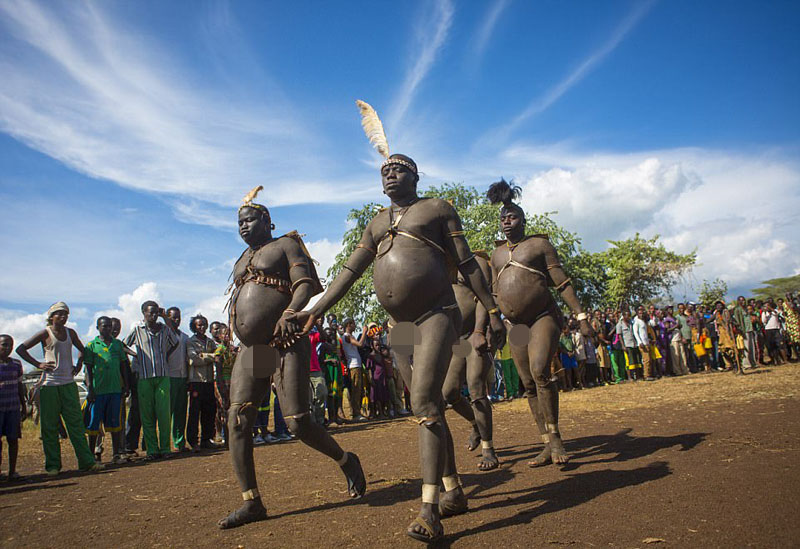 埃塞俄比亚部落以胖为美 男人喝牛血增肥
