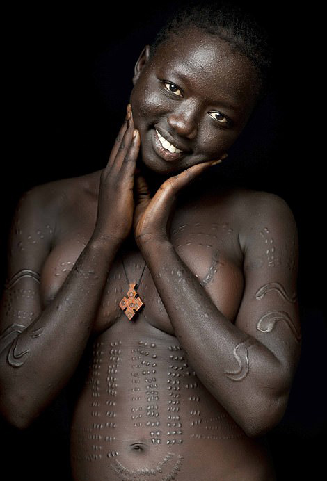 埃塞俄比亚部落以胖为美 男人喝牛血增肥