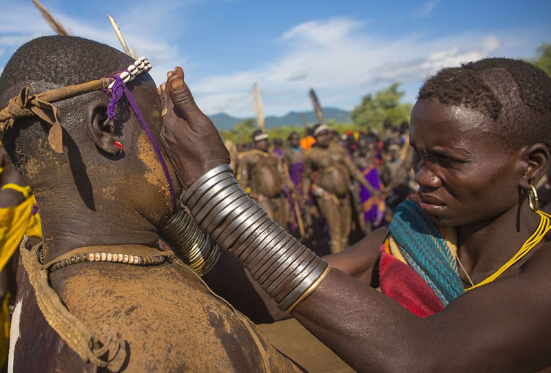 埃塞俄比亚部落以胖为美 男人喝牛血增肥