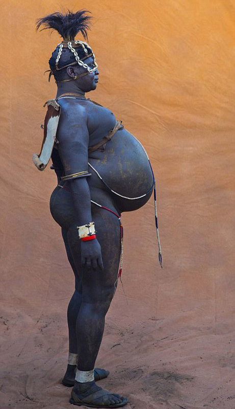 埃塞俄比亚部落以胖为美 男人喝牛血增肥