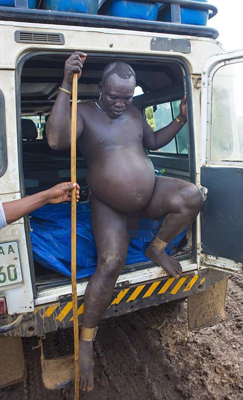 埃塞俄比亚部落以胖为美 男人喝牛血增肥