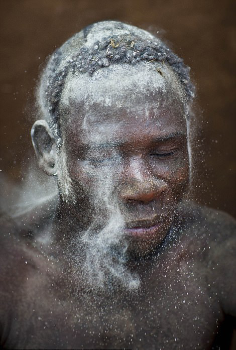 埃塞俄比亚部落以胖为美 男人喝牛血增肥