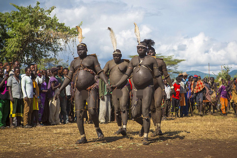 埃塞俄比亚部落以胖为美 男人喝牛血增肥