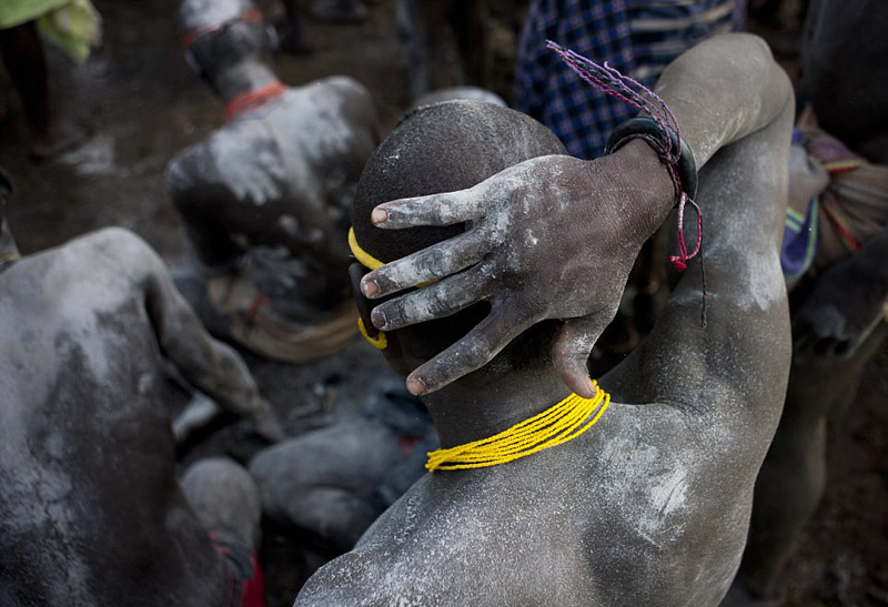 埃塞俄比亚部落以胖为美 男人喝牛血增肥