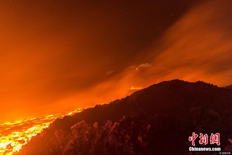 意大利埃特纳火山持续喷发 岩浆奔涌流淌