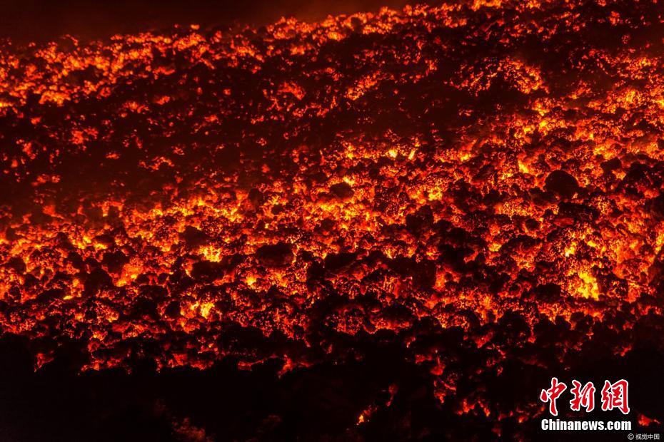 意大利埃特纳火山持续喷发 岩浆奔涌流淌