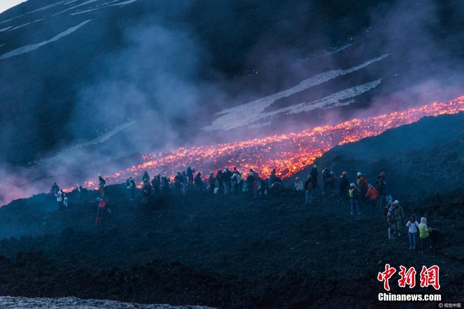 意大利埃特纳火山持续喷发 岩浆奔涌流淌