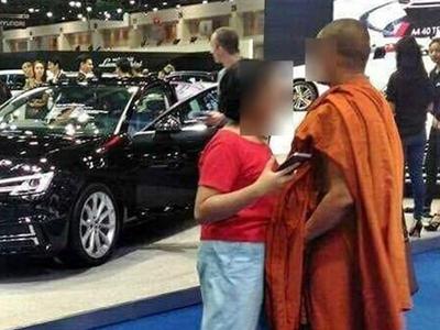 僧人带女友看车展 不顾旁人举止亲密被网友大骂