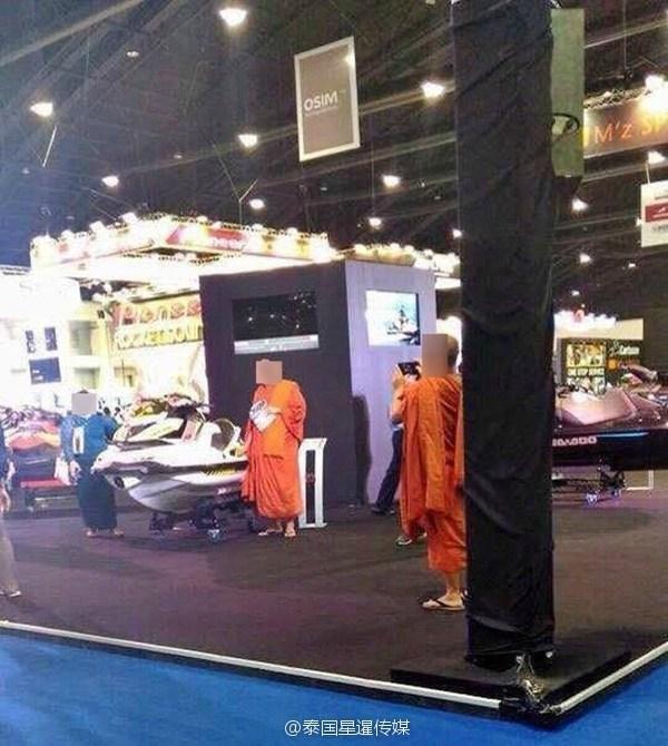 泰国僧人带女友看车展 不顾旁人举止亲密被网友大骂