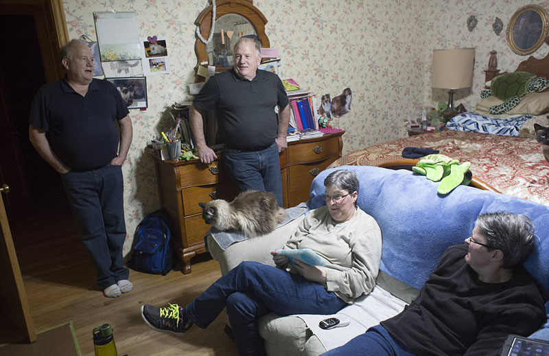 双胞胎兄弟娶双胞胎姐妹 四人同居24年