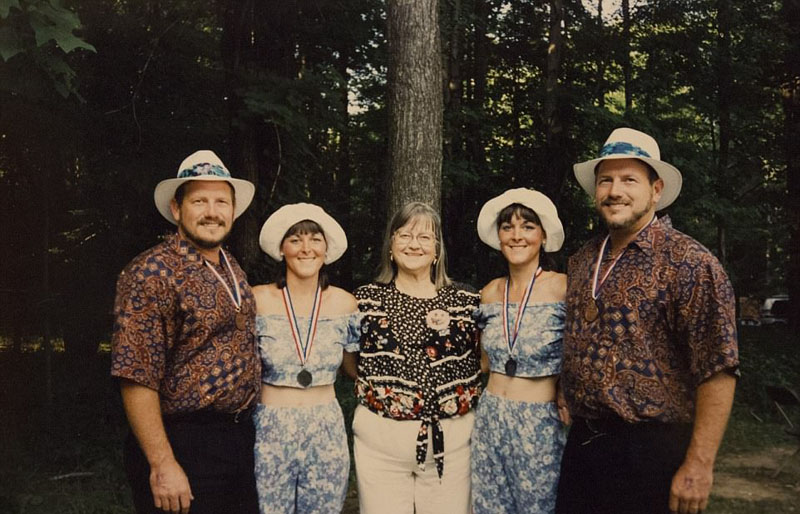 双胞胎兄弟娶双胞胎姐妹 四人同居24年