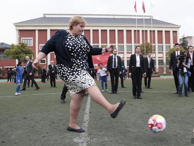 挪威首相到访上海 观摩女足秀脚法