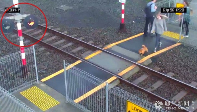 女子闯灯过铁路与火车擦身而过