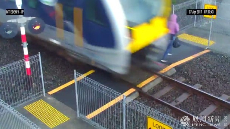 女子闯灯过铁路与火车擦身而过