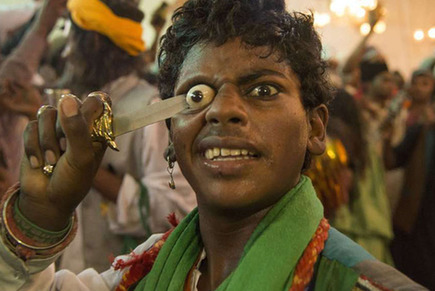印度惊悚乌尔斯节 男人戳眼珠场面血腥