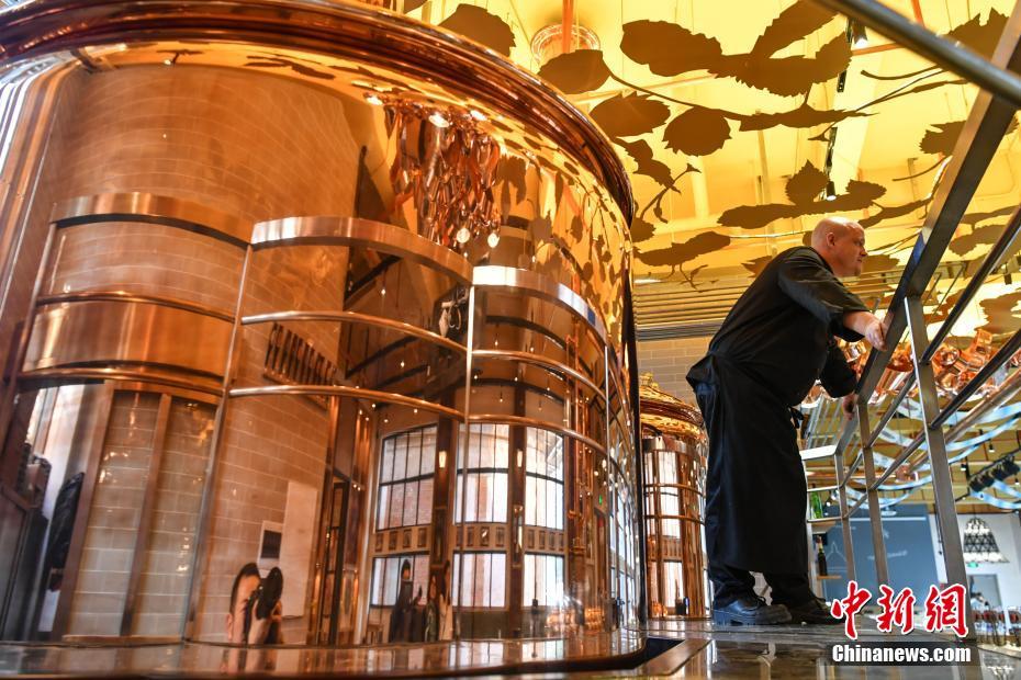 昆明现德国现酿啤酒餐厅 巨型“酒桶”吸睛