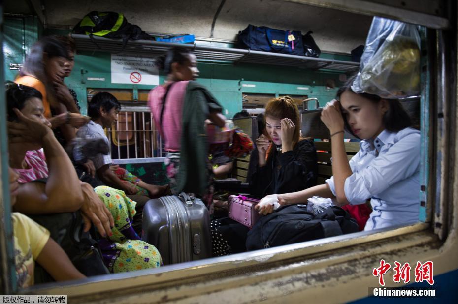 缅甸传统新年将至 民众挤火车渡船返乡