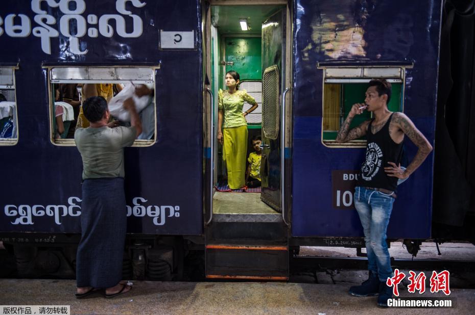缅甸传统新年将至 民众挤火车渡船返乡