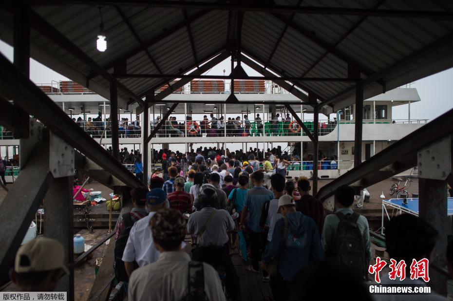 缅甸传统新年将至 民众挤火车渡船返乡