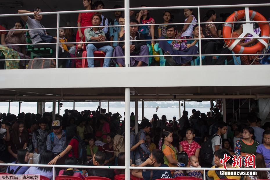缅甸传统新年将至 民众挤火车渡船返乡