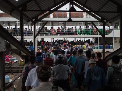 缅甸传统新年将至 民众挤火车渡船返乡庆泼水节