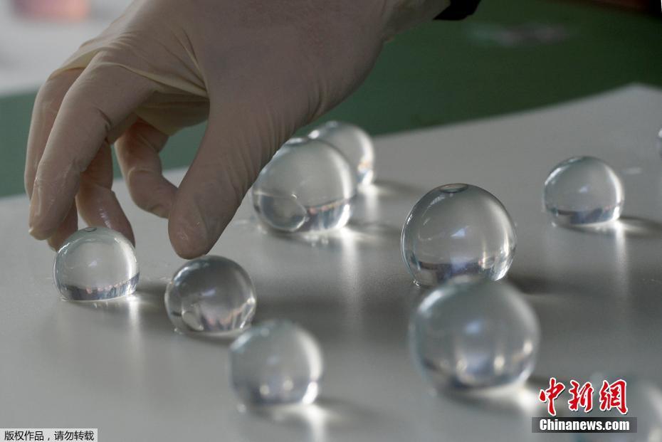 再见矿泉水瓶！英国科技团队发明可食用水包