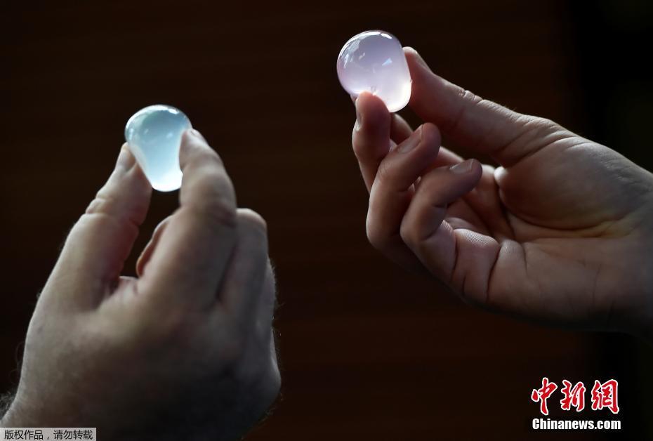 再见矿泉水瓶！英国科技团队发明可食用水包