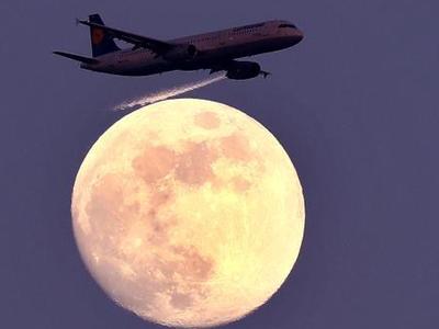 世界各地现满月美景 皓月当空飞机略过美如画