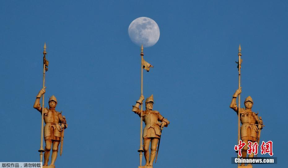 世界各地现满月美景 皓月当空飞机略过美如画