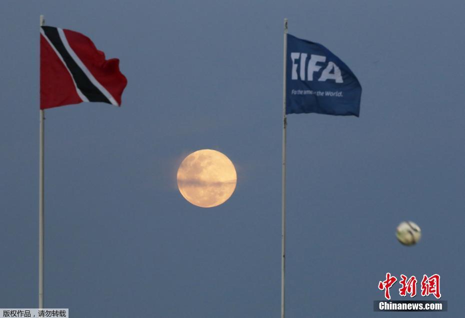 世界各地现满月美景 皓月当空飞机略过美如画