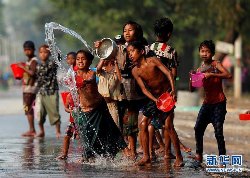 缅甸全国欢度泼水节