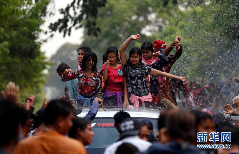 缅甸全国欢度泼水节