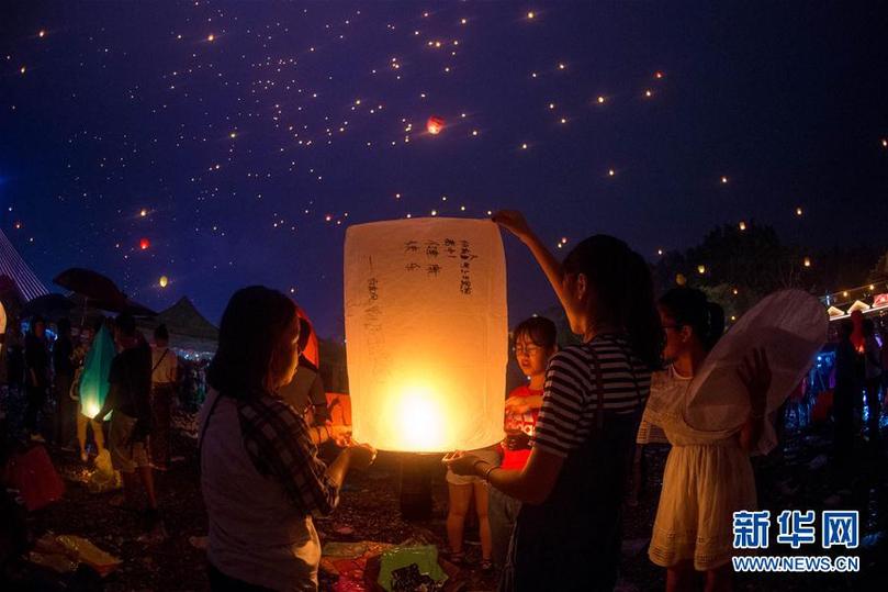 西双版纳：放飞孔明灯 庆祝傣历新年