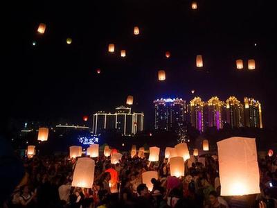 西双版纳：放飞孔明灯 庆祝傣历新年
