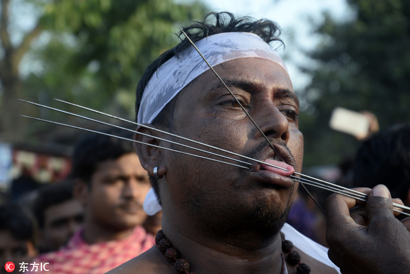 印度教信徒庆传统节日 上演恐怖穿刺表演