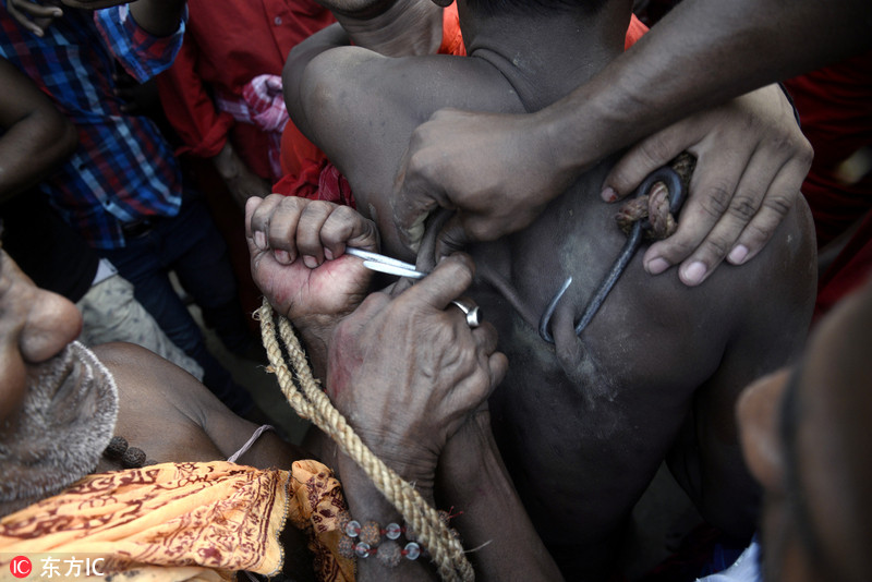 印度教信徒庆传统节日 上演恐怖穿刺表演